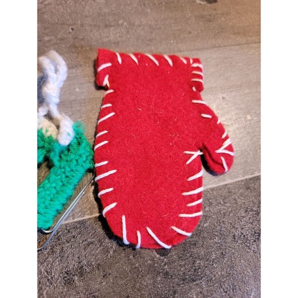 Felt Crochet mitten glove ice skate skating ornament xmas - Picture 2 of 4
